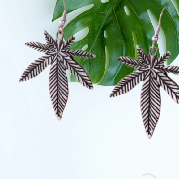 Maryjane leaf earrings 💚🌿💚 - Picture 6 of 6